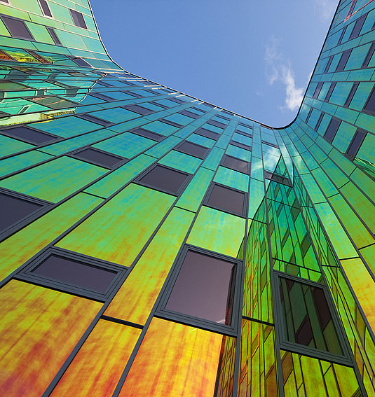 elevion-group-360-grad-esco-fullservice-gebaeude-reflektion-regenbogen-mission