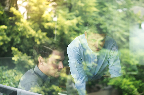 elevion-group-merger-acquistion-business-men-gespraech-reflektion-baeume