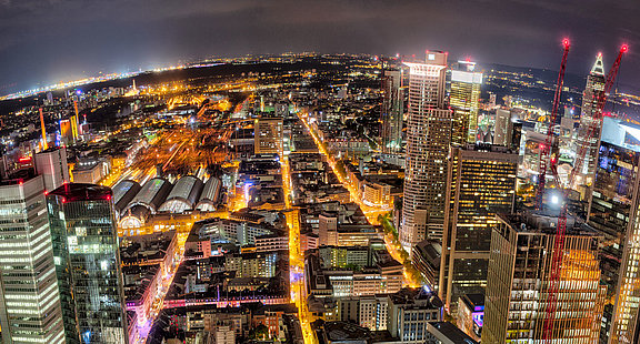 elevion-group-skyline-nacht-gebaeude-lichter-fisheye