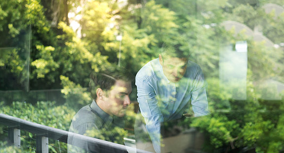 Elevion-group-management-gespraech-zwischen-zwei-maennern-reflektion-baeume