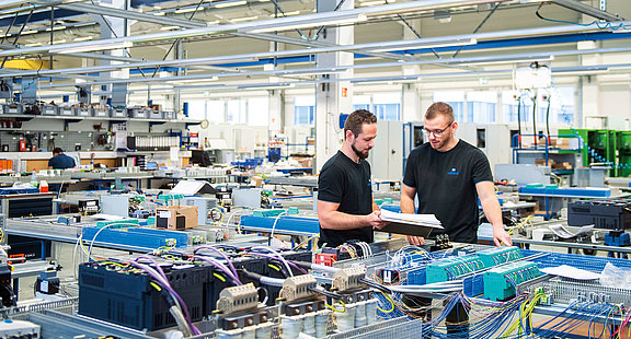 elevion-technical-solutions-Technischen-Gebaeudeausruestung-Hermos-Mitarbeiter-Stromkreislauf